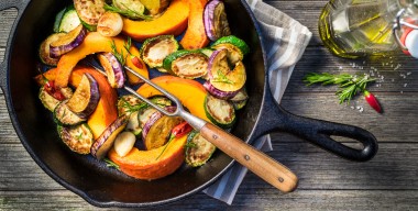 Foodfotografie, Food, Stills, Olivenöl, gegrilltes Gemüse, Kürbis, Zucchini, Aubergine, Knoblauch, Chili